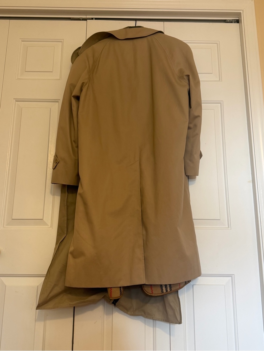 Vintage Burberry Trench Coat with Plaid Lining - Picture 5 of 8